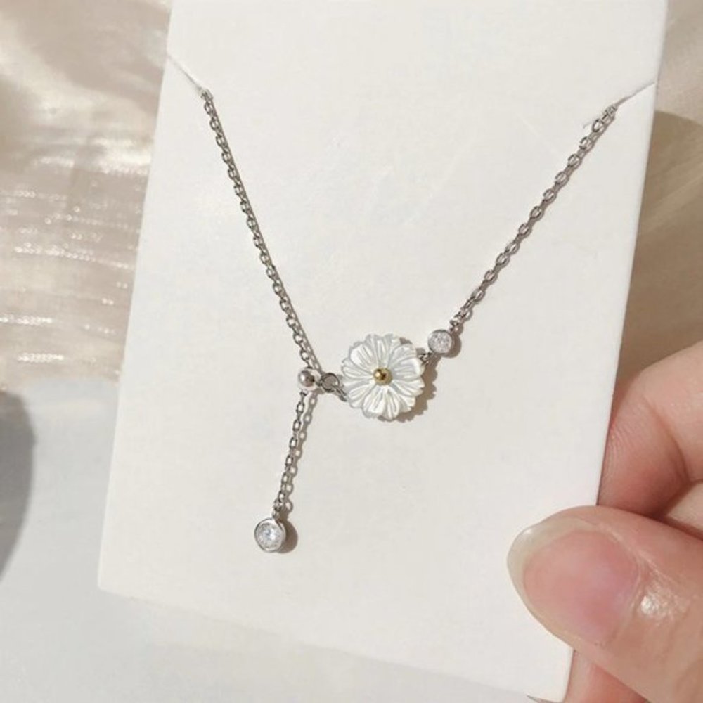 NEW Summer Simple Silver Daisy Necklace - Picture 4 of 6